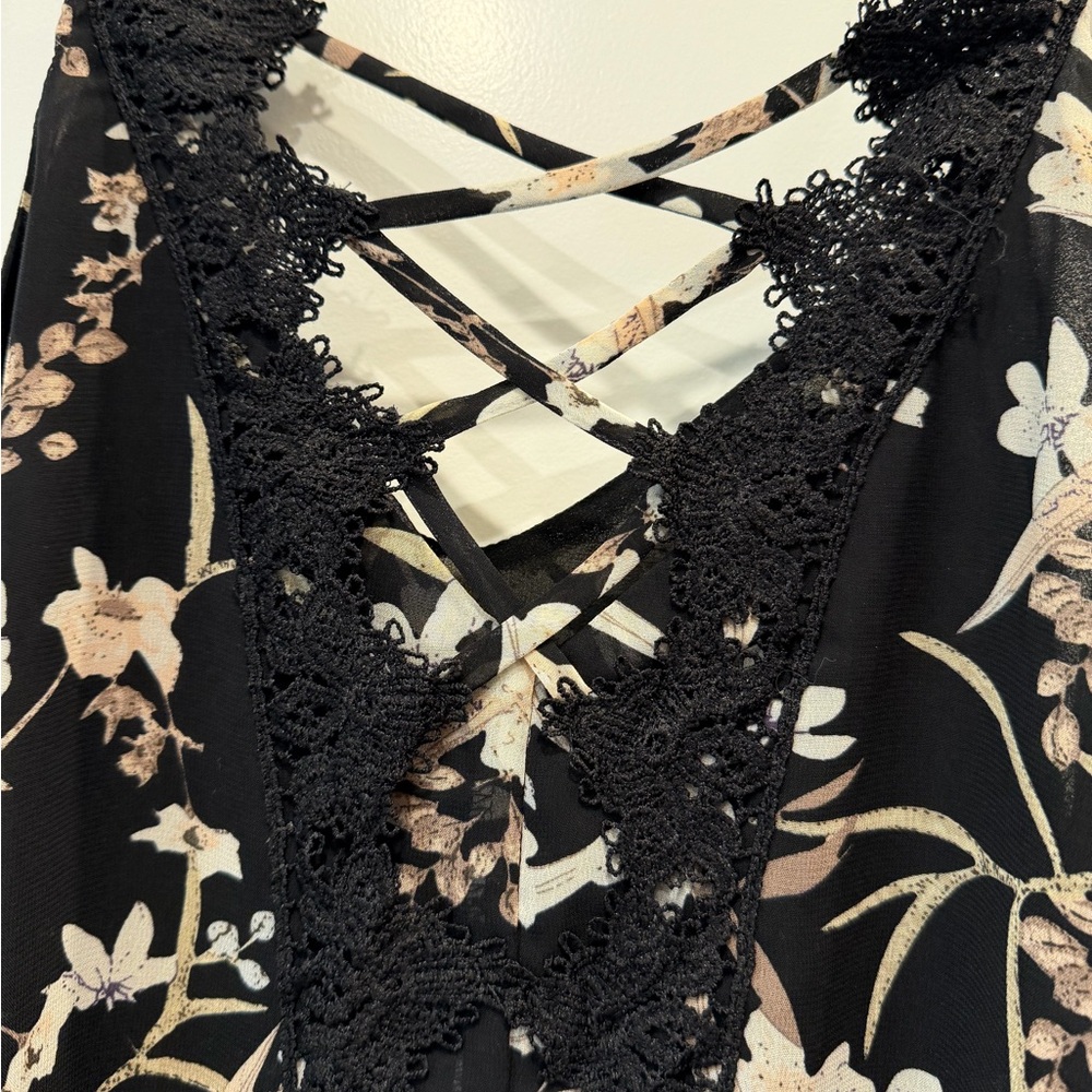 Elegant Black Floral Camisole with Lace - Picture 4 of 6
